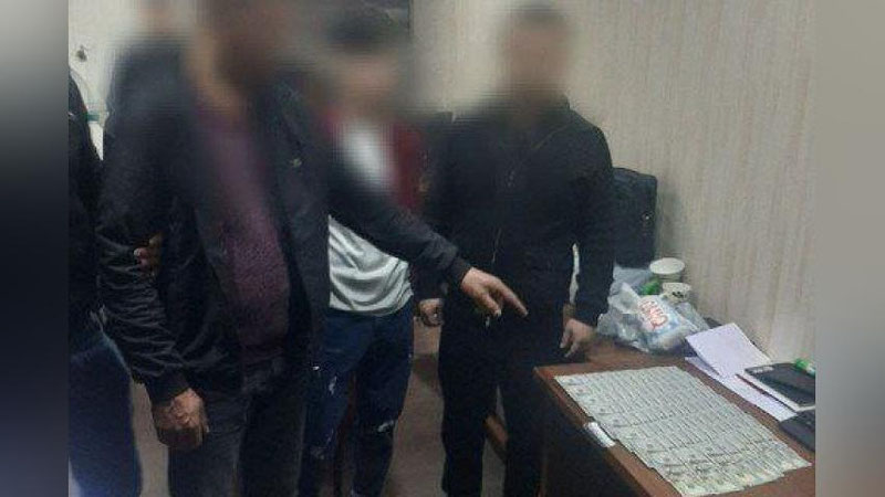 'Samarqandda 10 ming dollarga “zahri qotil” sotmoqchi bo`lgan shaxs qo`lga olindi'ning rasmi