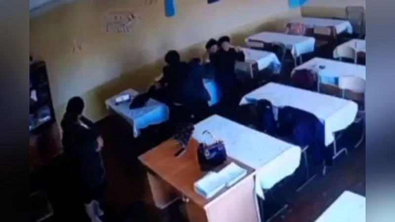 'Jizzaxdagi maktabda 3 nafar o`quvchini sinfdosh qizning otasi ayovsiz do`pposladi(video)'ning rasmi