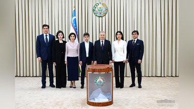 Изрображение 'Президент Узбекистана вместе с семьей проголосовал на референдуме (фото)'