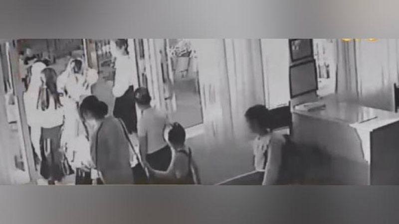 'Toshkentdagi maktabda o`qituvchi o`quvchisini yolg`onchi deb atagani uchun onasi tomonidan kaltaklandi(video)'ning rasmi