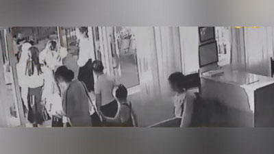 'Toshkentdagi maktabda o`qituvchi o`quvchisini yolg`onchi deb atagani uchun onasi tomonidan kaltaklandi(video)'ning rasmi