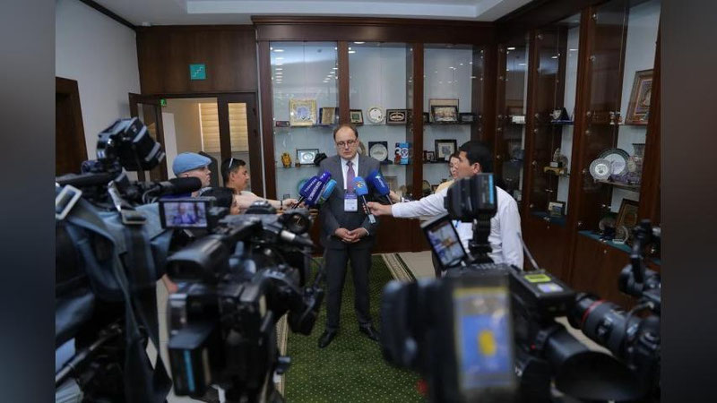 'MDH kuzatuvchilari missiyasi O`zbekiston Prezidenti saylovini o`tkazish jarayonini kuzatish bo`yicha ish boshladi'ning rasmi