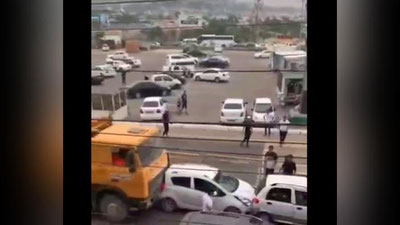 'Toshkent viloyatida tormozi ishlamay qolgan Kamaz oldinda ketayotgan mashinalarni surib ketdi (video)'ning rasmi