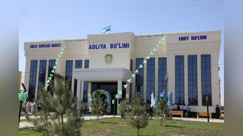 'Ko`kdala tumanida 250 dan ortiq davlat xizmatlarini ko`rsatuvchi zamonaviy Adliya binosi ishga tushdi'ning rasmi