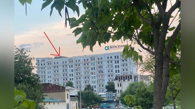 Изрображение 'В Ташкенте на крыше 10-этажного дома нашли еще один дом'