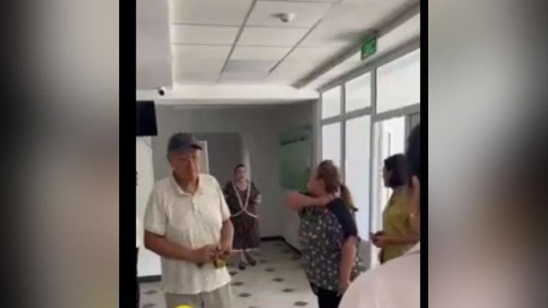 'Toshkentdagi 160-maktabda tekshiruvchilar bilan janjal sodir bo`lgani aytilmoqda (video)'ning rasmi