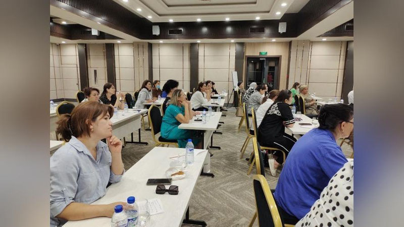 'Shifokorlar ayollar uchun samarali konsultasiya o`tkazishni o`rganyapti'ning rasmi