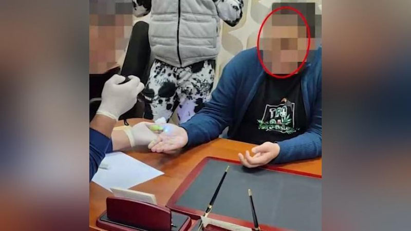 'Миллий гвардия мансабдори, “ички ишлар ходими”, адвокат ва “Бек барака” бозори директори ўринбосари қўлга олинди(видео)'ning rasmi