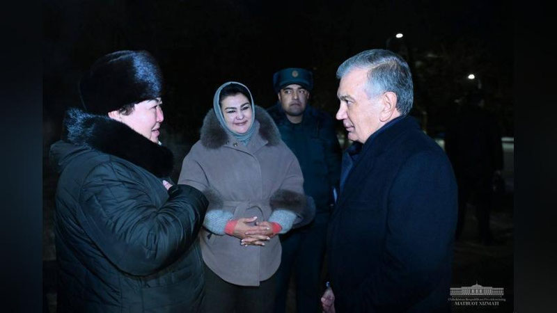 'Prezident aholi yashash sharoitlari ko`rish maqsadida Toshkent shahridagi mahallalarda bo`ldi'ning rasmi