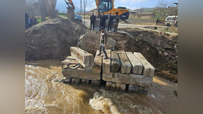 'Ko`prikning qirg`oq qismi yuvilib ketishi natijasida yuk ko`taruvchi konstruksiyalar qulab tushgan'ning rasmi