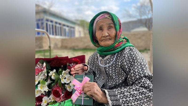 Изрображение 'В Навои 94-летней бабушке впервые вручили свидетельство о рождении'