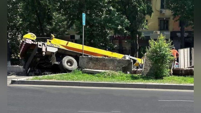 'Toshkentda avtokran chuqurga tushib ketdi'ning rasmi