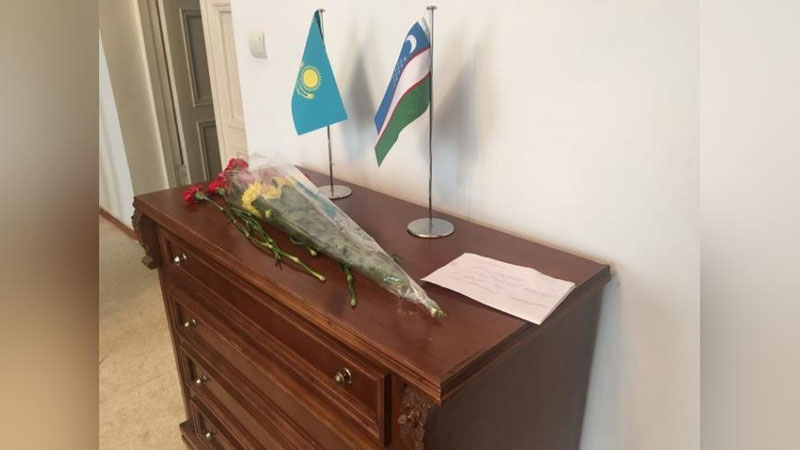 Изрображение 'СКОРБЯЩИЕ АЛМАТИНЦЫ НЕСУТ ЦВЕТЫ К ПОСОЛЬСТВУ УЗБЕКИСТАНА'
