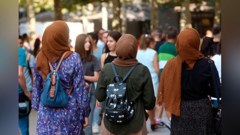 'Jamoat joylarida hijobda yurishga taqiq bekor qilinishi mumkin'ning rasmi