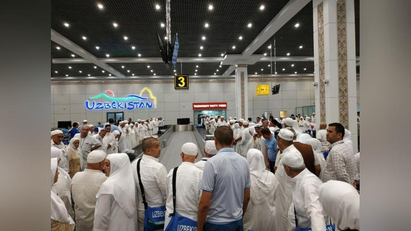 'O`zbekistonlik hojilar Saudiya Arabistonidan qaytmoqda'ning rasmi