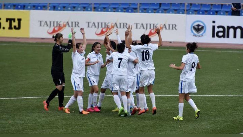 'O`zbekiston U-19 qizlar terma jamoasi Toshkentda Ozarbayjon qizlariga qarshi o`ynaydi 'ning rasmi