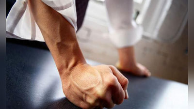 'ERKAK KIShI NEGA RAFIQASIGA QO`L KO`TARADI?'ning rasmi