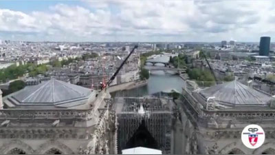 Изрображение 'ОПЕРАЦИЯ ПО ЗАЩИТЕ КРЫШИ НОТР-ДАМА ЗАВЕРШЕНА: ВИДЕО С БЕСПИЛОТНИКА'