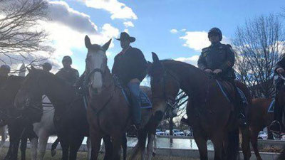 '​AQShning yangi ichki ishlar vaziri ishga otda keldi'ning rasmi