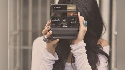 Изрображение 'ПОЛЬЗОВАТЕЛЕЙ ПОКОРИЛ ЖУТКИЙ КОРОТКОМЕТРАЖНЫЙ ФИЛЬМ О POLAROID (ВИДЕО)'