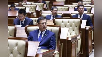'Deputat yoki senator odob-axloq qoidalarini buzganligi uchun bir qator choralar belgilanmoqda'ning rasmi