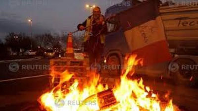 'Fransiya hukumati “sariq jiletlar”ga yon berdi 'ning rasmi