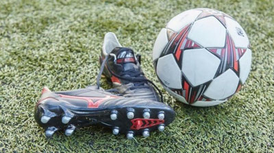 Изрображение 'ФУТБОЛИСТ ПРОВАЛИЛСЯ ПОД ЗЕМЛЮ, ПРАЗДНУЯ ЗАБИТЫЙ ГОЛ (ВИДЕО)'