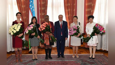 'Абдулазиз Комилов аёл элчиларни байрам билан табриклади'ning rasmi