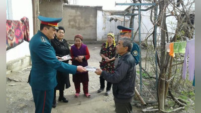 'Самарқандда ИИБ ходимлари аҳолига китоб тарқатмоқда 'ning rasmi