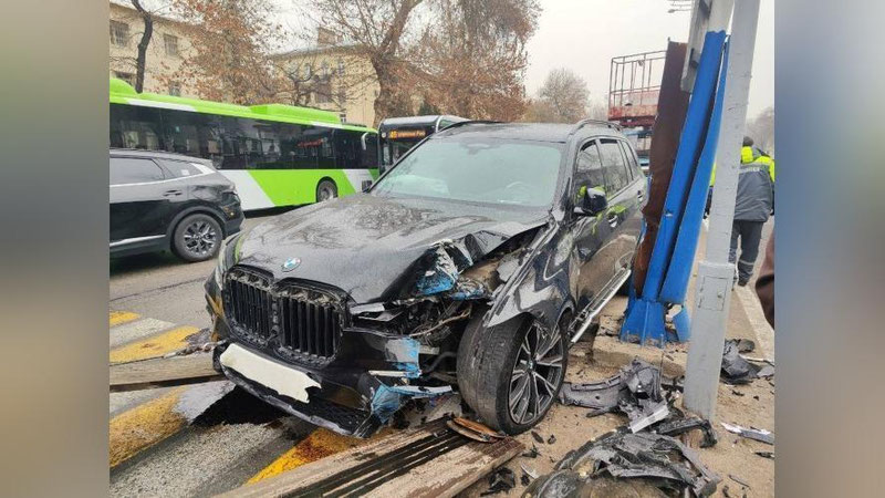 'Toshkentda BMW ustunga urilib, ag`darilib ketdi (video)'ning rasmi