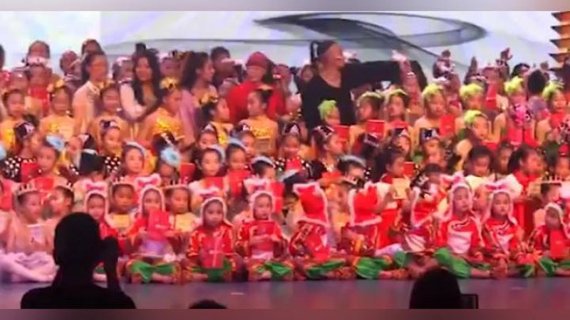 Изрображение 'В Китае сотни детей провалились под сцену (видео)'