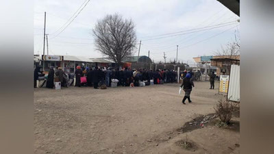 Изрображение 'НА УЗБЕКСКО-КЫРГЫЗСКОЙ ГРАНИЦЕ ОБРАЗОВАЛАСЬ ОГРОМНАЯ ОЧЕРЕДЬ'