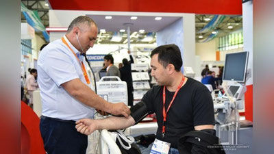 'Fotoreportaj: «O`zekspomarkaz»da sog`liqni saqlash sohasidagi 23-Toshkent xalqaro ko`rgazmasi ochildi'ning rasmi