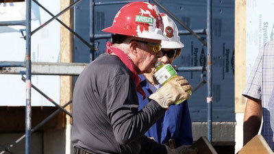 'АҚШНИНГ СОБИҚ ПРЕЗИДЕНТИ КАМБАҒАЛЛАР УЧУН ҚУРИЛАЁТГАН УЙЛАР ҚУРИЛИШ МАЙДОНИДАН КАСАЛХОНАГА ОЛИБ КЕТИЛДИ'ning rasmi