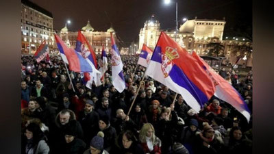 'Minglab serblar mamlakat prezidentiga qarshi namoyishga chiqishdi'ning rasmi