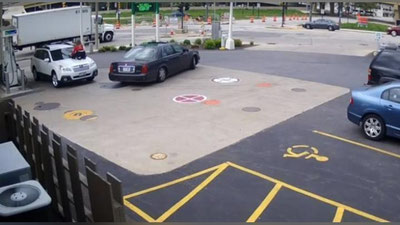 '​Америкалик қиз автомашинасини ўғридан тортиб олиш мақсадида капотга сакради (Видео)'ning rasmi