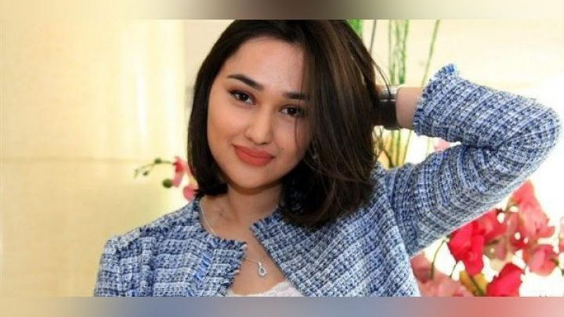 'Muxlis yigit sahnada Shahlo Ahmedovaning qo`lini so`radi (video)'ning rasmi