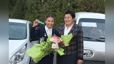 'PREZIDENT 17 YoShLI XORAZMLIK QIZGA SPARK SOVG`A QILDI'ning rasmi