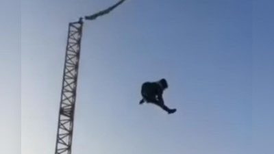 Изрображение 'В Казахстане ребенок выпал из аттракциона на ходу: жуткий момент попал на видео'