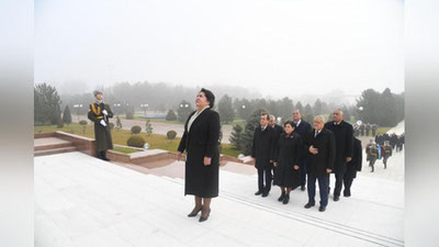 'Tanzila Norboeva boshchiligida parlament a`zolari Mustaqillik va ezgulik monumenti poyiga gullar qo`ydi'ning rasmi