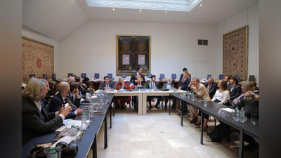 Изрображение 'Рукопись, которую держал в руках Мирзо Улугбек: презентация в Париже'