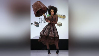 Изрображение 'Коллекцию платьев из шоколада показали в Париже (видео)'