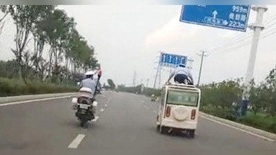 Изрображение 'В КИТАЕ ХУЛИГАН 12 КМ КАТАЛ НА КРЫШЕ АВТОМОБИЛЯ ПОЛИЦЕЙСКОГО (ВИДЕО)'