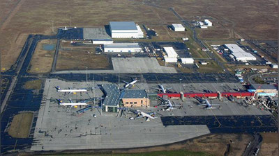 'ИСЛАНДИЯ ХАЛҚАРО АЭРОПОРТИНИНГ КУТИШ ЗАЛИГА АВТОМОБИЛЬ КЕЛИБ УРИЛДИ'ning rasmi