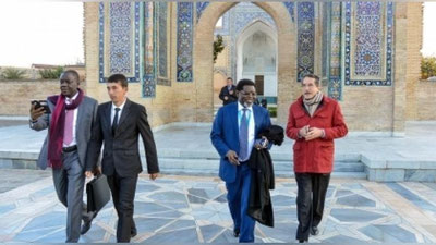 Изрображение 'УЧАСТНИКИ СЕССИИ СМИД ОИС ПОСЕТИЛИ МЕСТО УПОКОЕНИЯ ИСЛАМА КАРИМОВА'