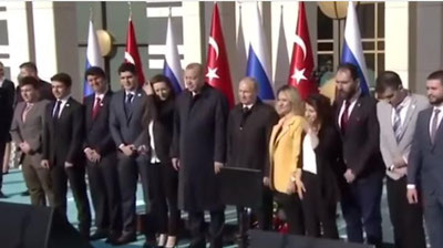 Изрображение 'ЭРДОГАН "УВЕЛ" ДЕВУШКУ У ПУТИНА РАДИ ХОРОШЕГО СНИМКА (ВИДЕО)'