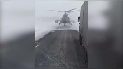 Изрображение 'В КАЗАХСТАНЕ ВЕРТОЛЕТ СЕЛ НА ШОССЕ, ЧТОБЫ УТОЧНИТЬ ДОРОГУ (ВИДЕО)'