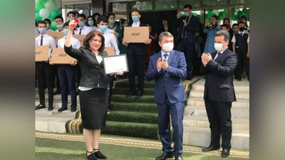 'Chet tillari bo`yicha eng yaxshi maktablar uchun Prezident sovrini ta`sis etiladi'ning rasmi