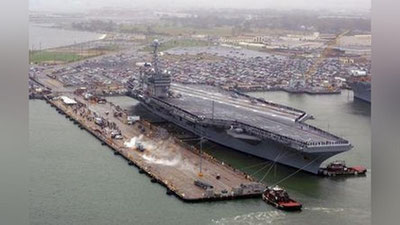 Изрображение 'Внедорожник прорвался на базу ВМС США и снес хвост истребителя'