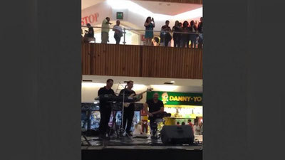 Изрображение 'Музыканты сыграли саундтрек из "Титаника" в затопленном ТЦ в Мексике (видео)'